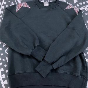 Sweater with stars on shoulder